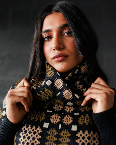 Carthen Merino Neck Wrap - Soot / Fields