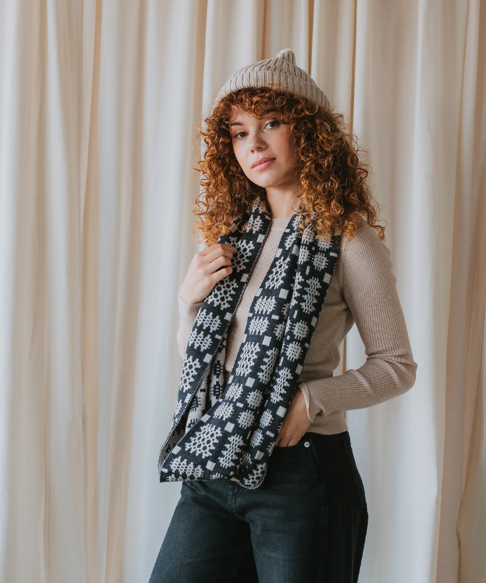 Carthen Mawr Loop Scarf - Ecru / Anthracite